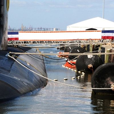 타이어와 체인과 주문 제작된 부유 발포체 채워진 펜더
