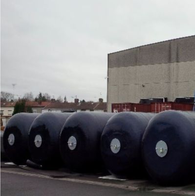 타이어와 체인과 주문 제작된 부유 발포체 채워진 펜더