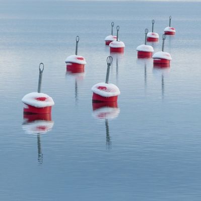 공을 표류시켜 충전된 eva 폼은 부이를 잡아 매는 안전 영역 물 방벽을 한계를 설정합니다